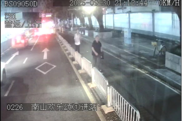 双节前夜暖心事：公交司机驻足等候，耄耋老人遇见 “流动温情”​