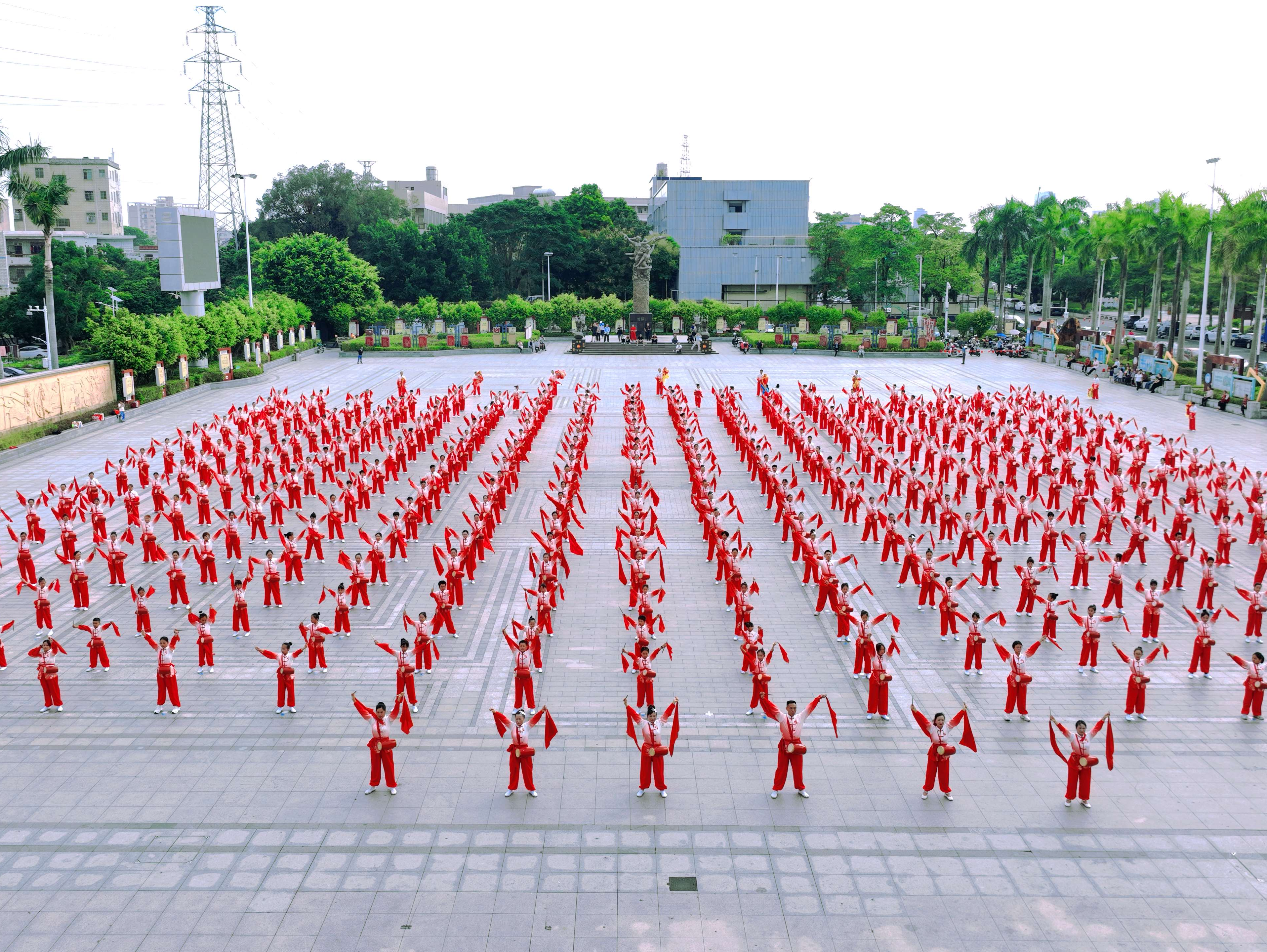 声声鼓韵为十五运加油，坑梓街道腰鼓齐鸣奏响文体融合奋进曲