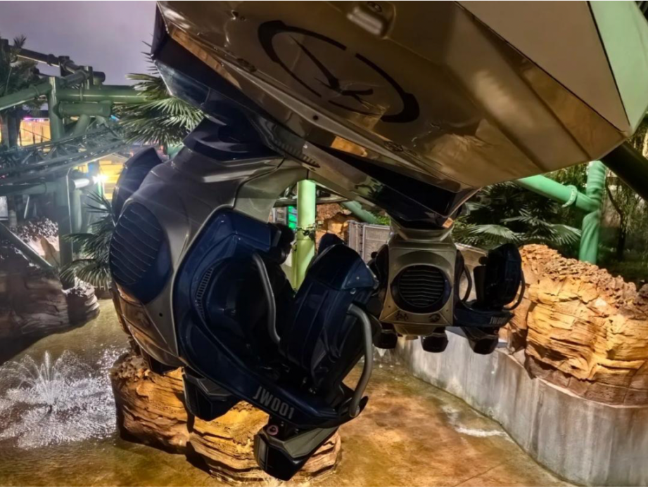 “飞越侏罗纪”突发故障致游客雨中悬挂半小时，北京环球影城致歉