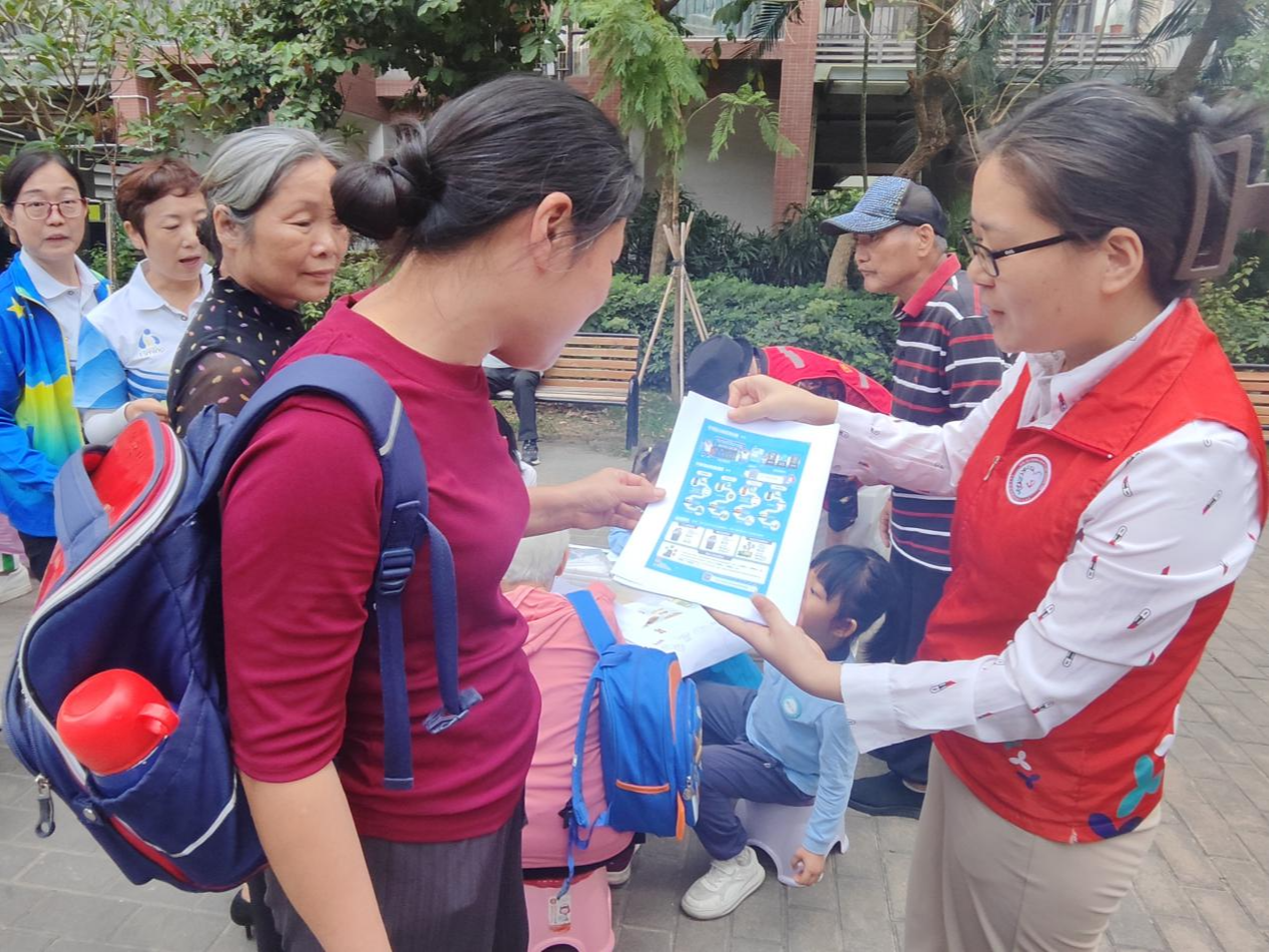 观澜街道黎光社区趣味宣传垃圾分类，居民沉浸式学习环保知识