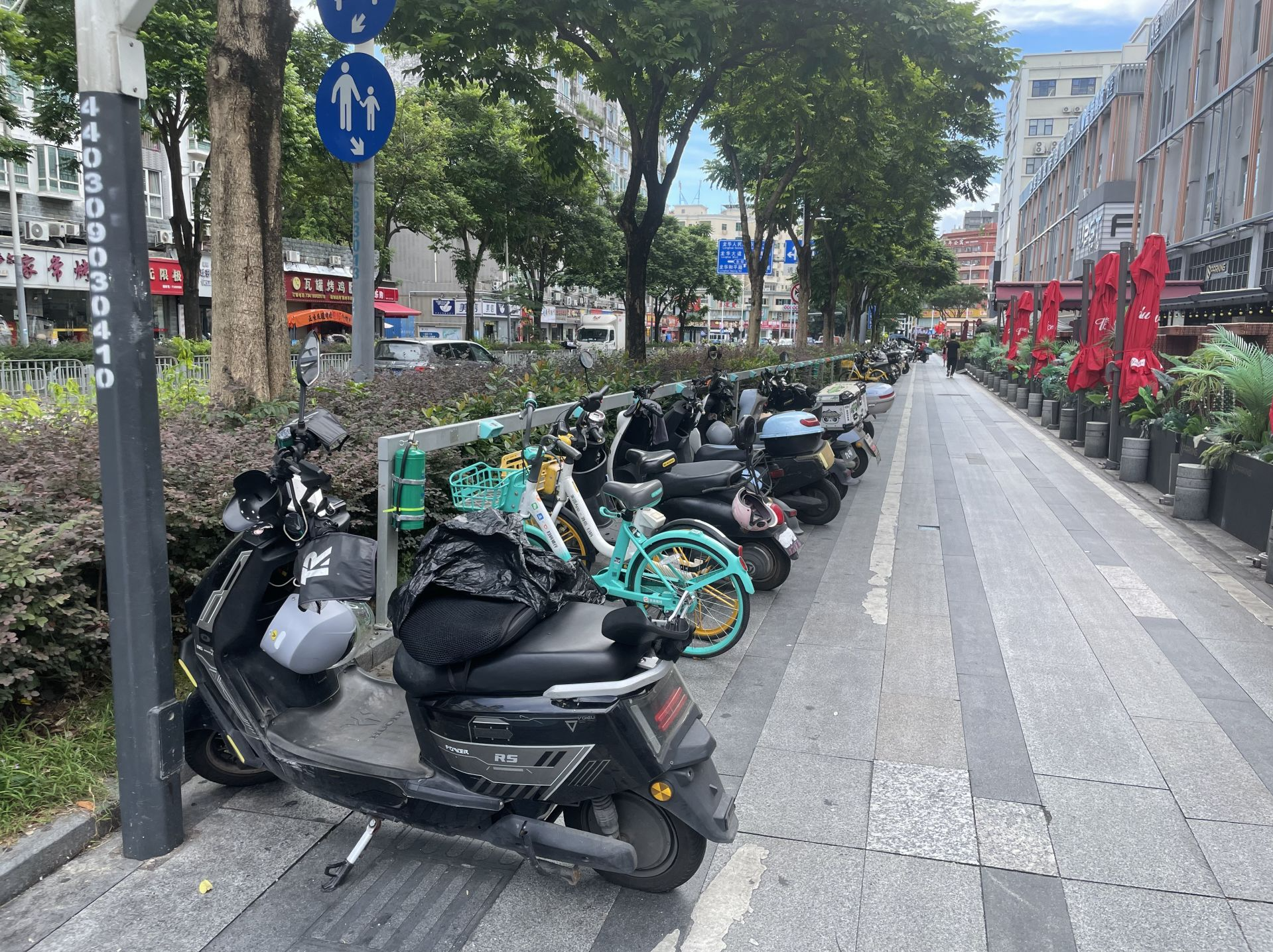 龙华区有道路违规设置充电桩，记者调查发现：违规安装已被处罚叫停