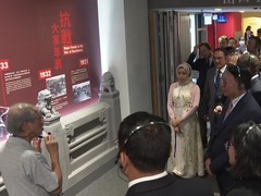 外国驻港政商界人士参观抗战专题展 共忆历史维护和平