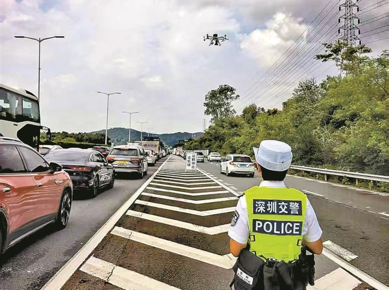 深圳交警：车流滚滚 护航稳稳