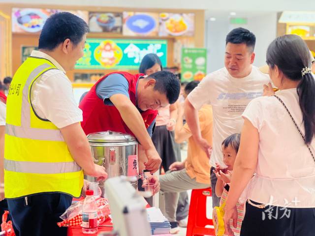 志愿者在服务区为旅客提供志愿服务。受访者供图