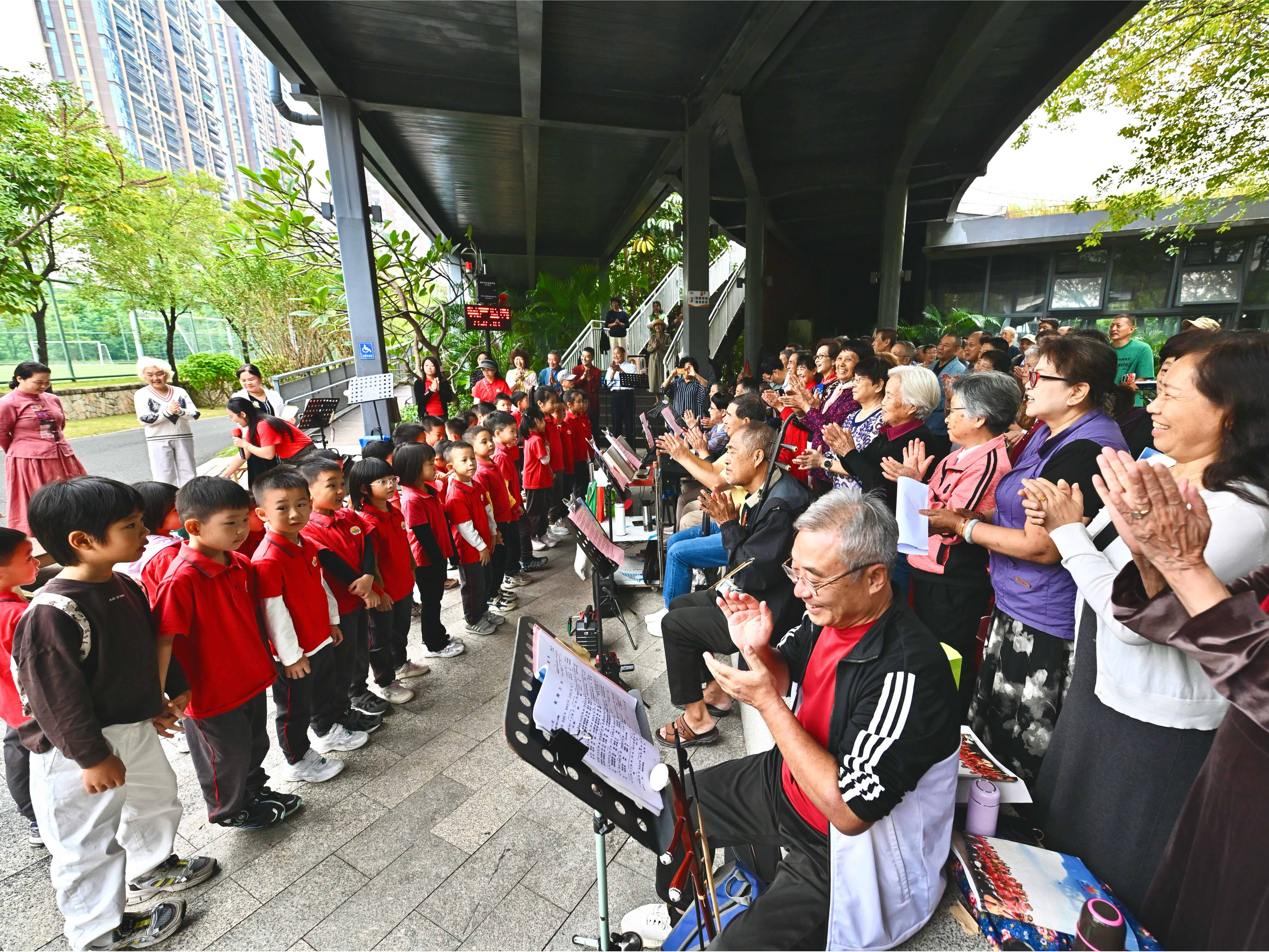 萌娃与爷爷奶奶公园共唱红歌 春诵园以歌传情庆重阳