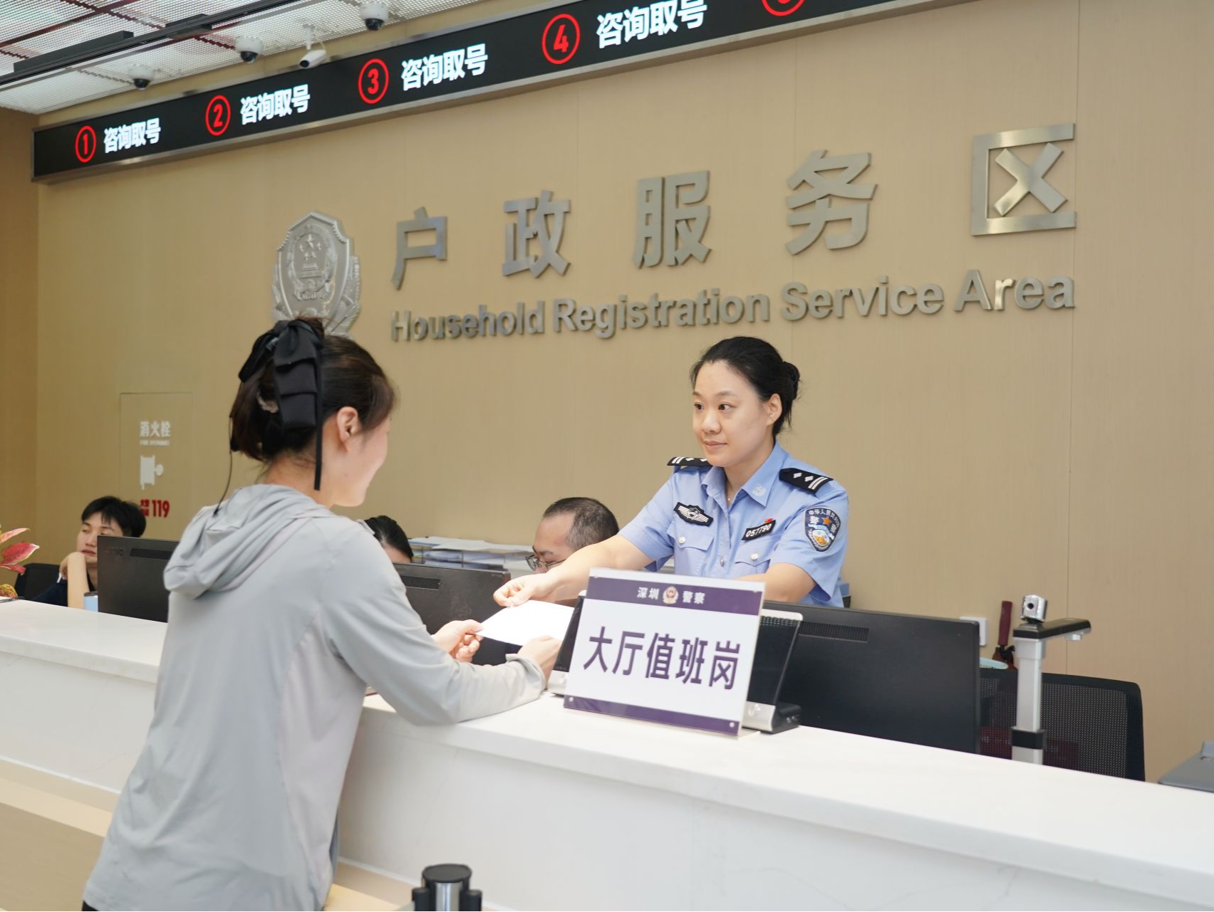 通新岭户政服务中心民警的名片里，藏着让群众省心的秘密