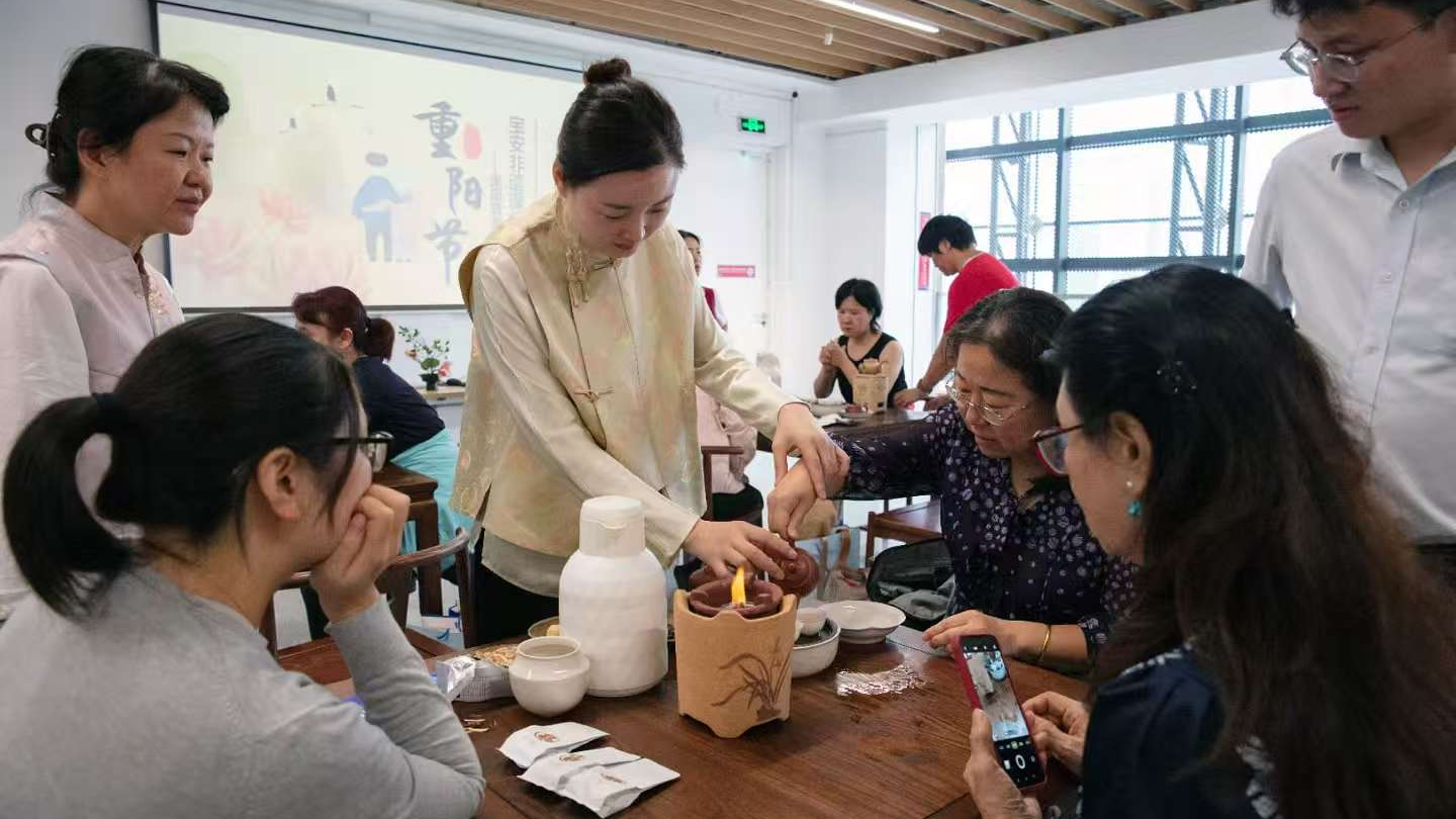 重阳节邂逅非遗,宝安银发族“玩瓷”学茶艺