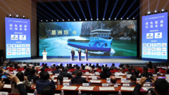 万吨级纯电动散货船在湖北宜昌下水舾装