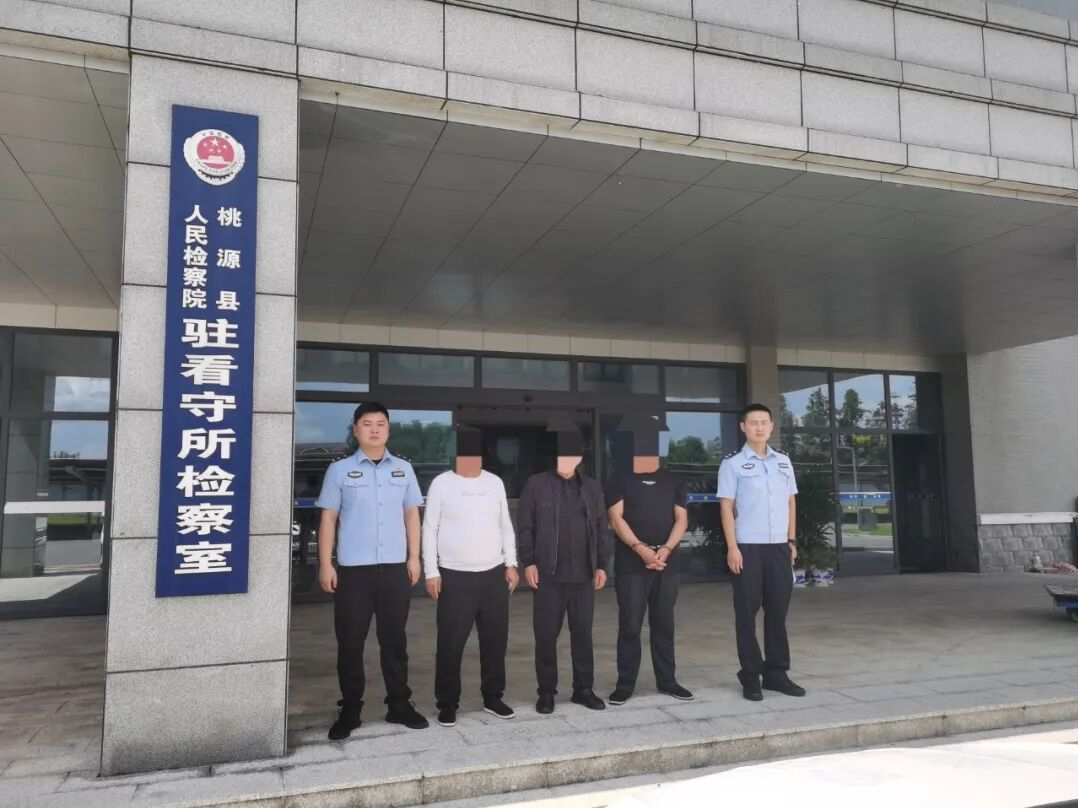 “大师”在医院旁专坑家属！警方出击，10人落网！