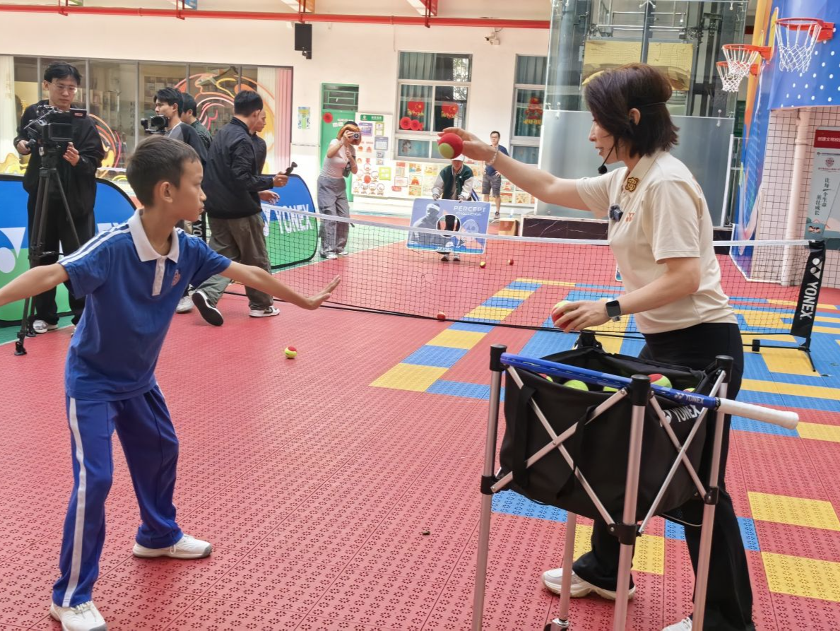 当大满贯冠军遇上小学生！网球世界冠军郑洁走进校园，点燃孩子运动梦