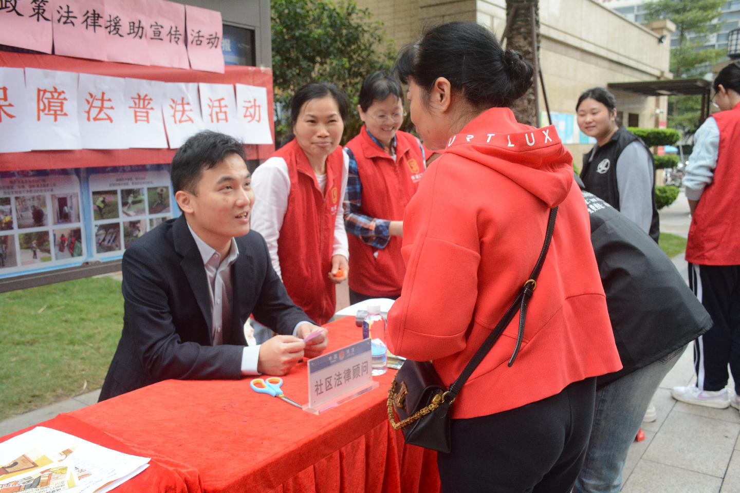 福永怀德社区开展“双百进社区 政策暖人心”宣传活动