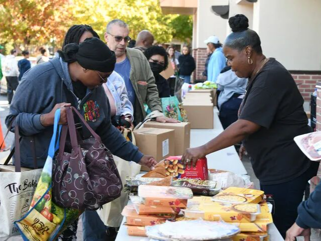 美公务员，排长队领救济