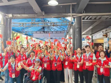 国庆节中英街国旗飘扬，深港居民共绘爱国画卷