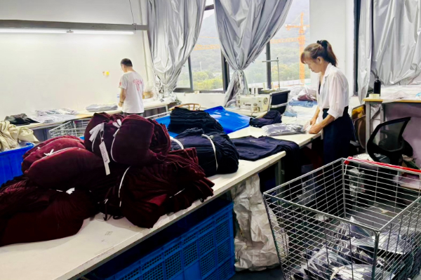 图为2025年10月18日,女装品牌TURNSIGNAL的仓库内,工作人员为“双十一”备货的现场。(受访者供图) 图为2025年10月18日,女装品牌TURNSIGNAL的仓库内,工作人员为“双十一”备货的现场。(受访者供图)