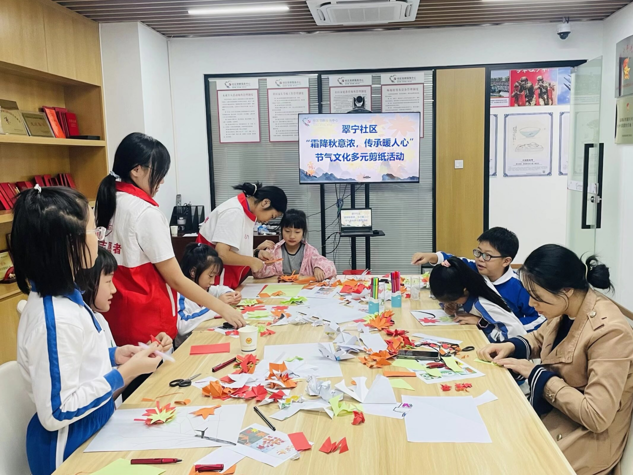 翠宁社区开展养生讲座与剪纸艺术活动