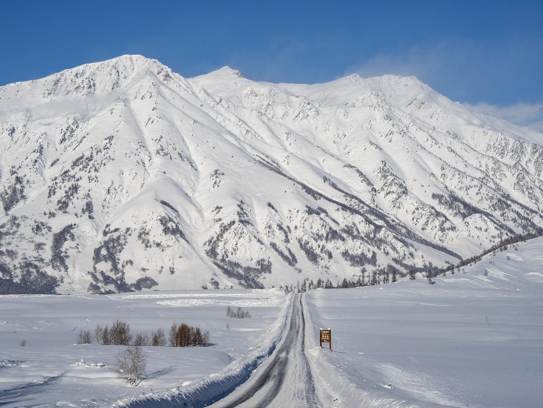 新疆喀纳斯景区遭遇降温降雪，道路仍处于管制状态 
