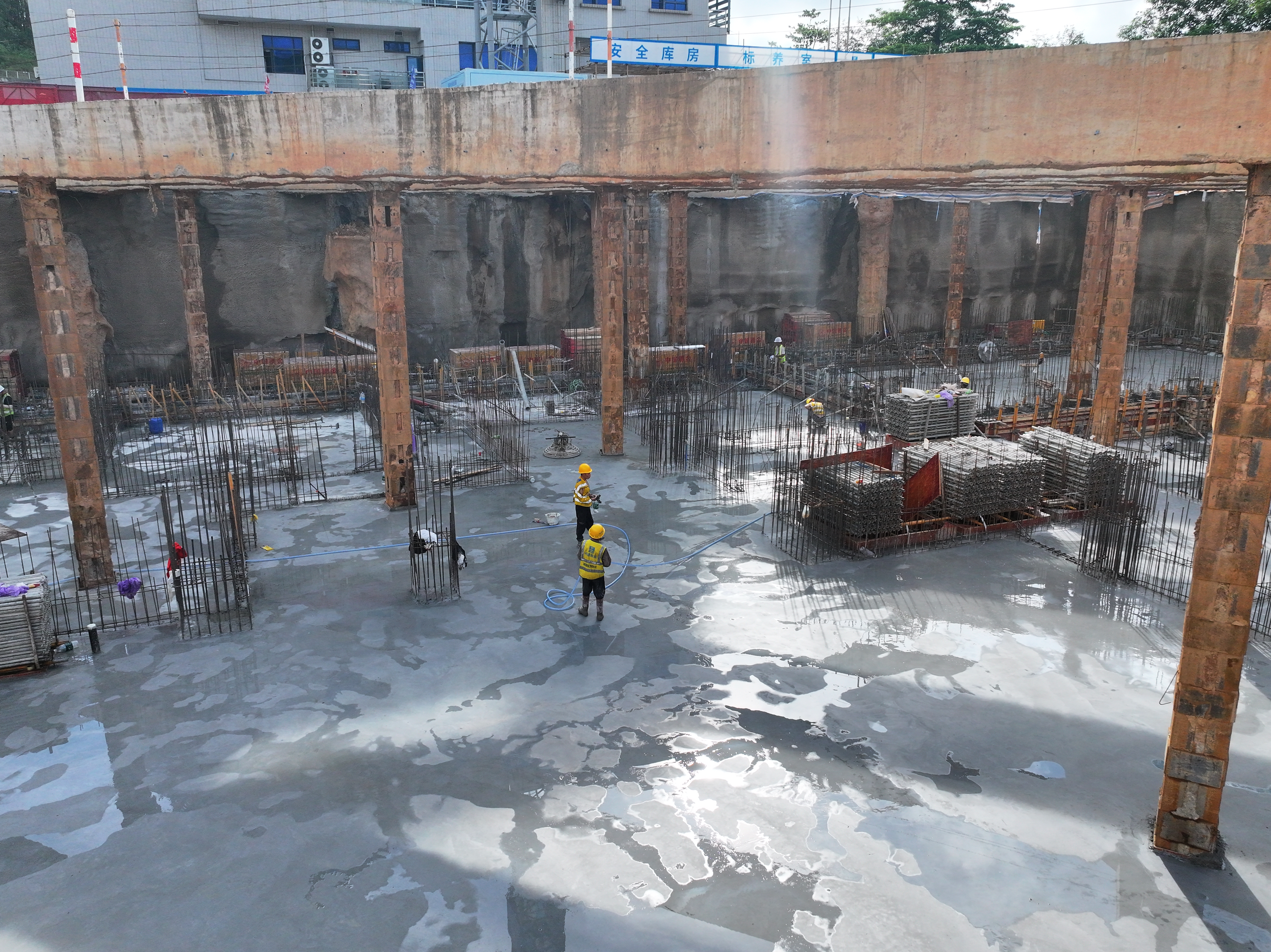 40 个小时接续奋战！龙城北综合车场项目地下室首块底板浇筑完成
