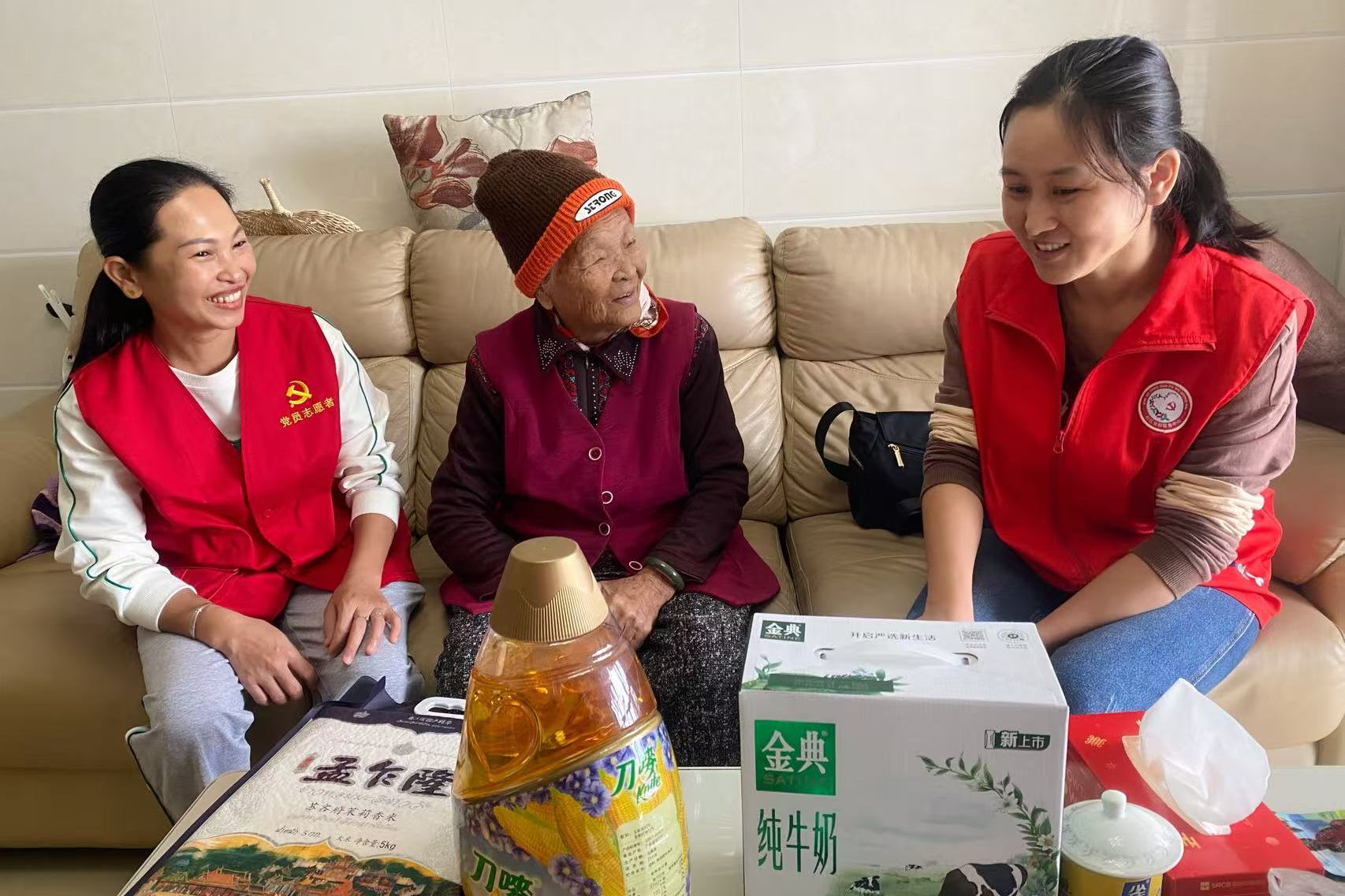 深巴第二分公司布吉党支部联合社区开展重阳慰问活动