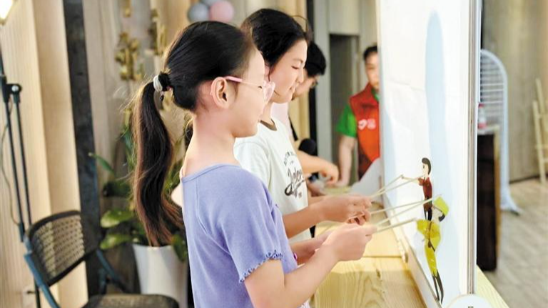 大浪街道“亲邻皮影社” 青少年“追光逐影”演绎英雄故事