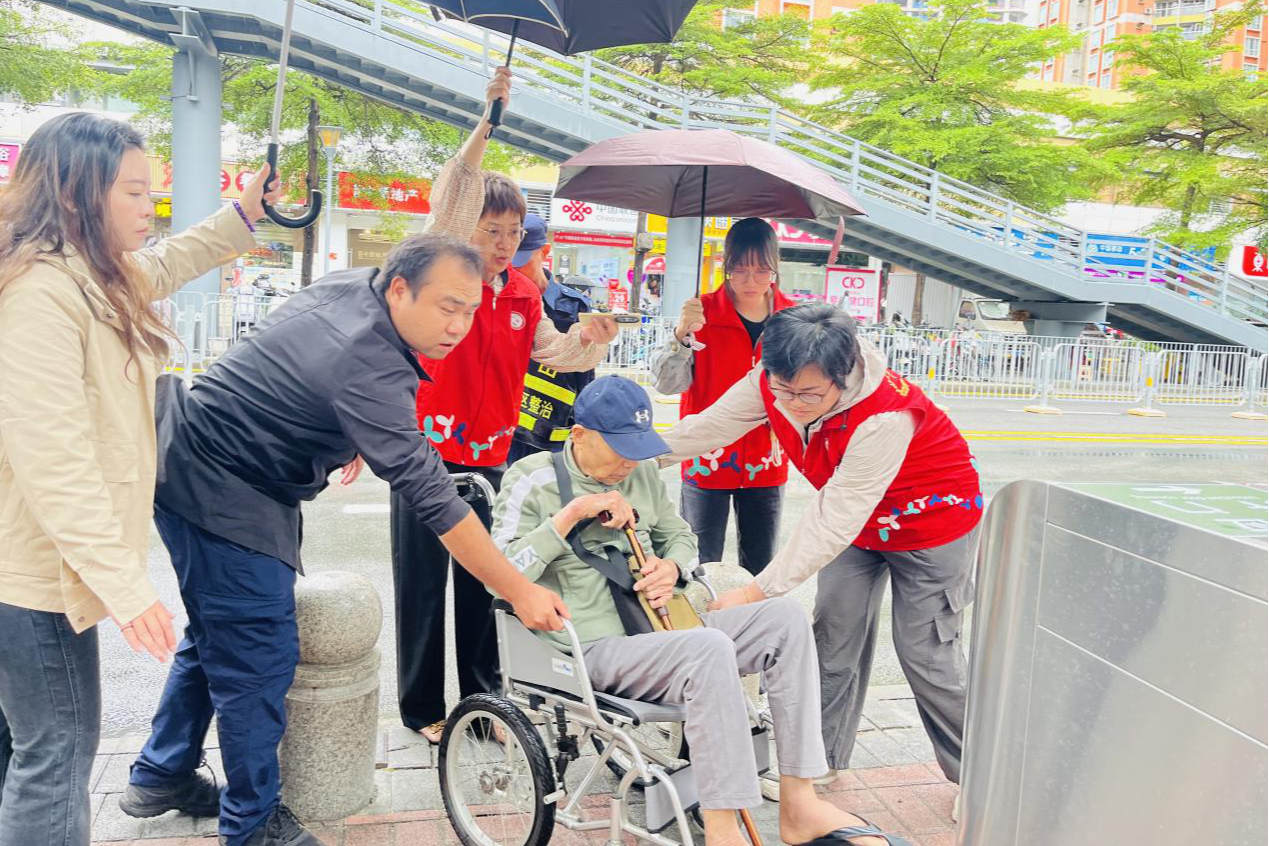 爱心接力!福田街道多方联动紧急救助港籍独居长者返港就医