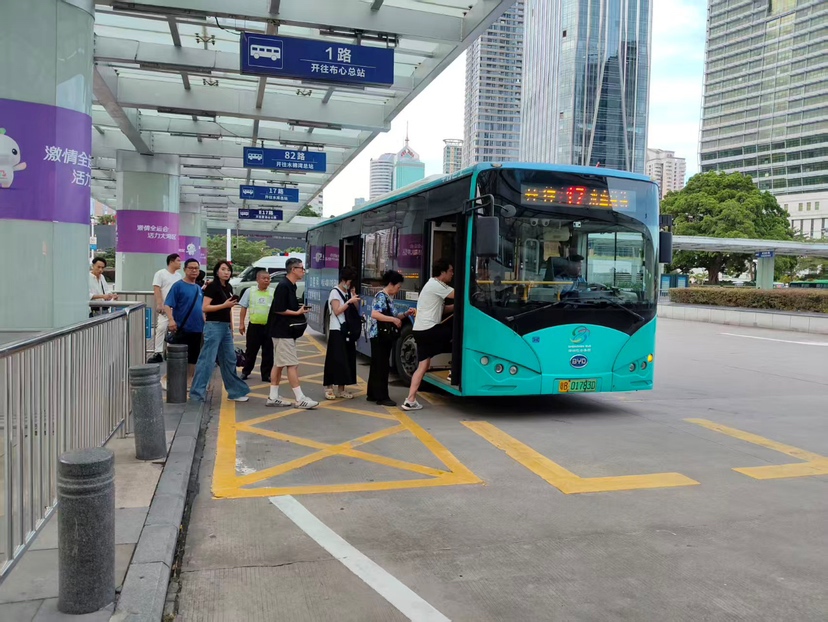 公交司机的 “节日时刻表”，温暖城市每一条出行路