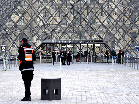 卢浮宫遭抢文物未投保,分析称追回可能性低