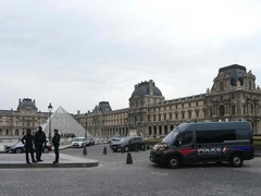 卢浮宫大劫案案情披露　马克龙：将作案者绳之以法！