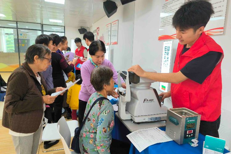 制香囊、验视力，中山文旅集团联合桃苑社区举办重阳敬老活动