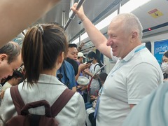 记者手记：为啥这么多外国人挤在广州这条地铁上？