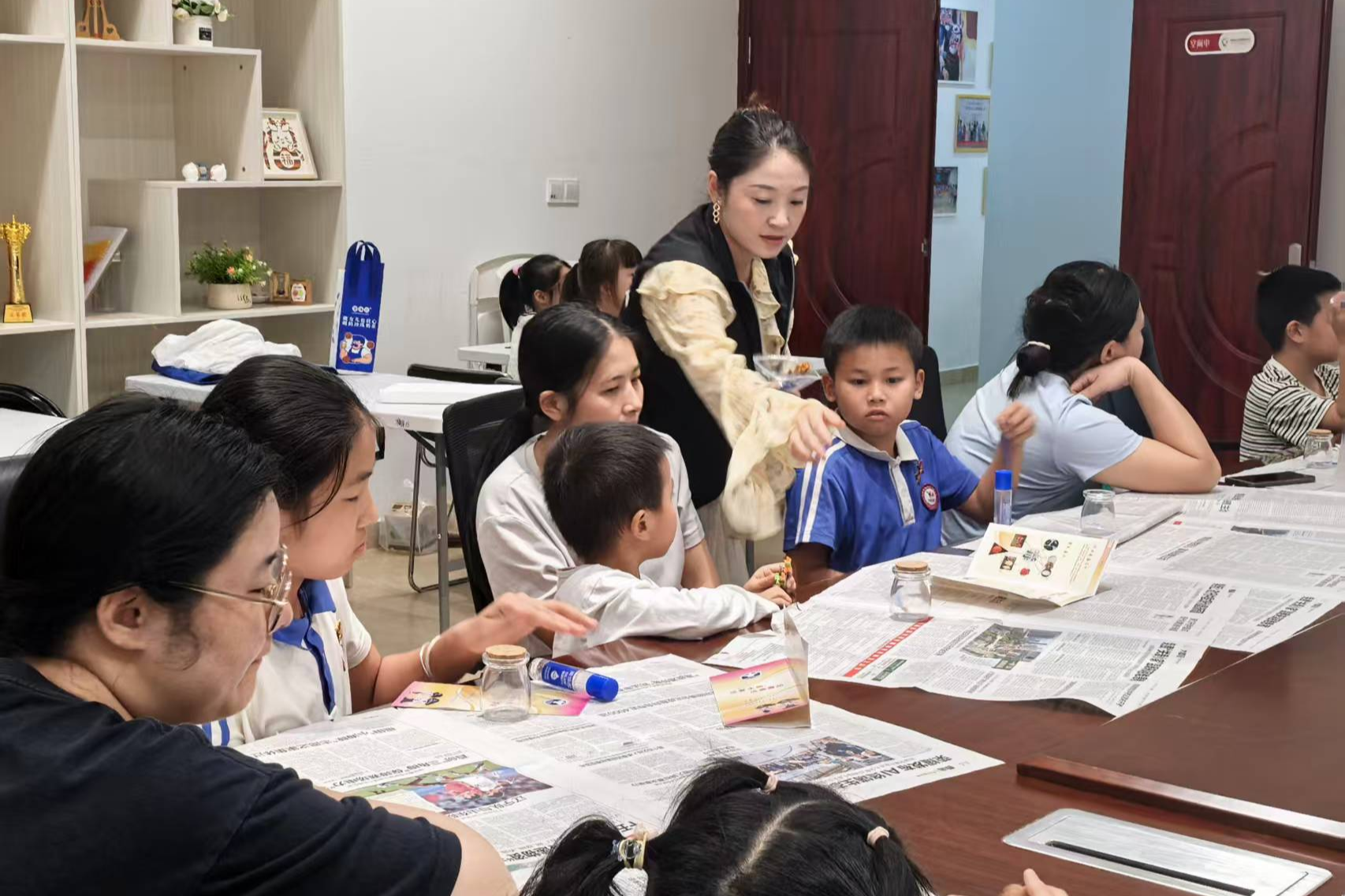 禁毒教育与手工实践创新融合！ 华富街道点亮青少年“瓶”安未来