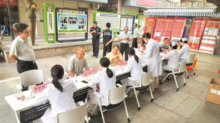 指导居民科学控糖 提供健康理疗体验！玉塘街道健康服务“大礼包”暖到居民心坎里