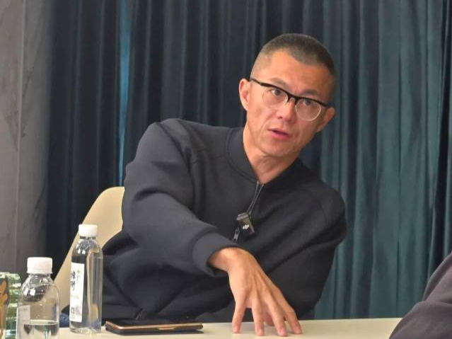 “行驶到路口时正低头捡东西”，陈震首次还原劳斯莱斯车祸细节