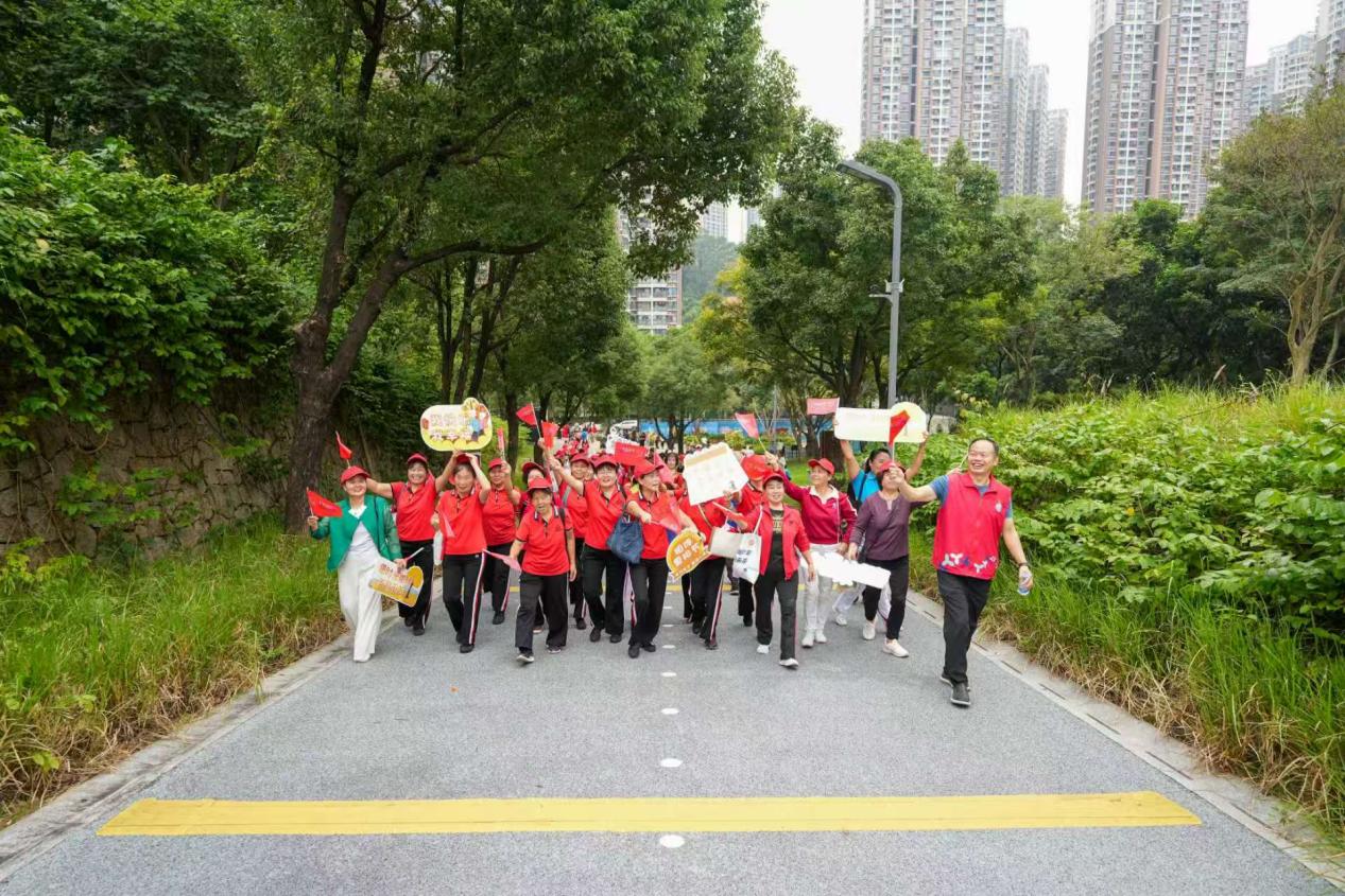 情暖重阳 睦邻敬老 南山曙光社区百名长者共赴金秋登山之约