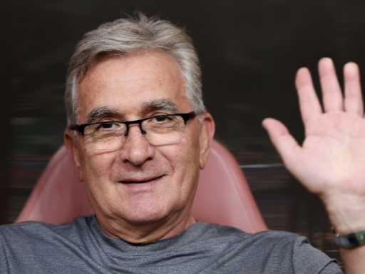 前国足主帅伊万退休，曾带领国足4胜2平8负