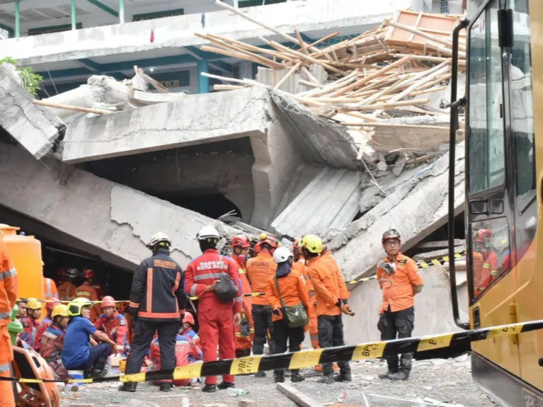 印尼学校倒塌事故已确认8人死亡，仍有数十人失踪 