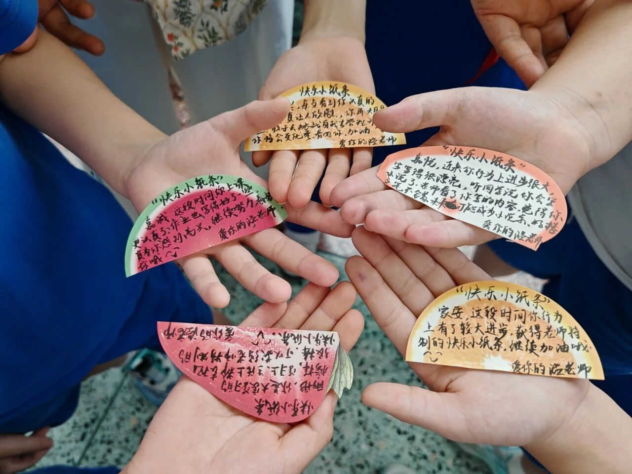 她用”一张小纸条“，让吵闹班级变了样