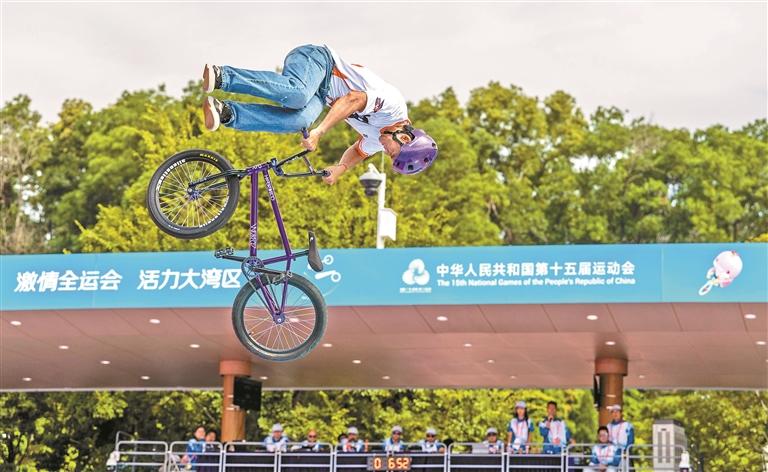 深圳赛区竞技类项目首金诞生 河北选手摘得自由式小轮车项目女子组金牌，深圳选手获铜牌