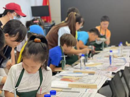 小木匠巧手承古韵，传统节日焕发新生机