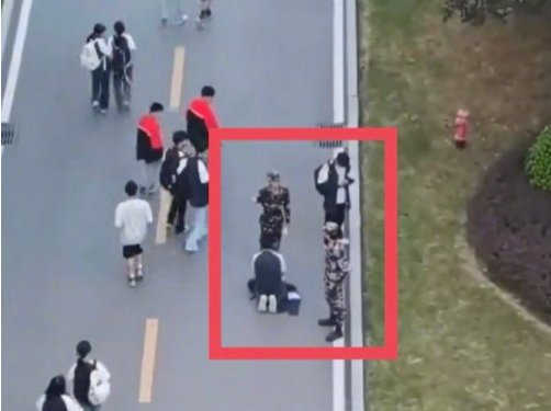 重庆通报“学生下跪”事件：违规带充电宝引发，双方均为学生 