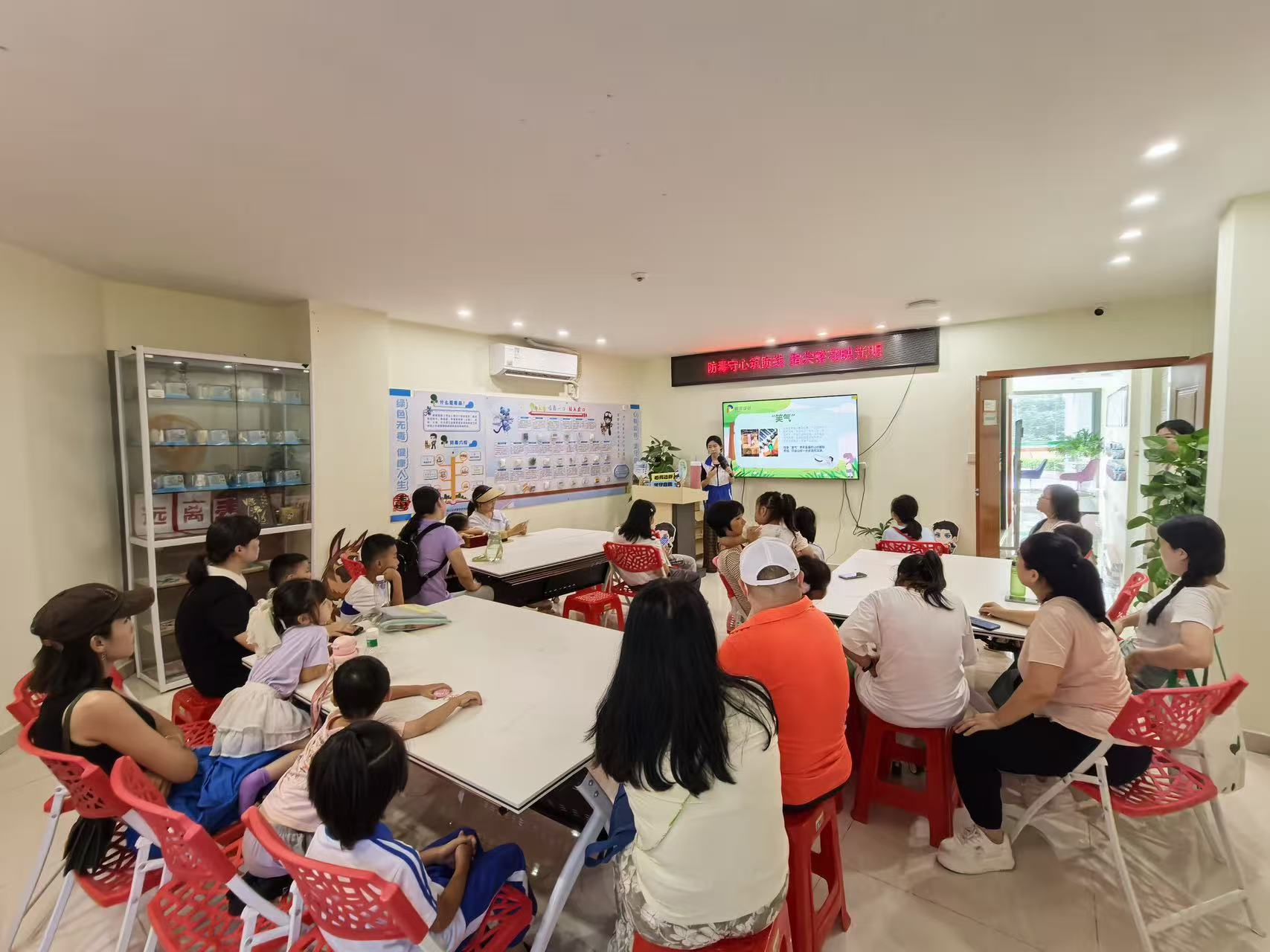 禁毒+亲子互动，花灯点亮桃源街道防毒路