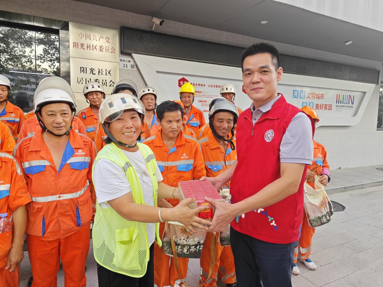 南山阳光社区党委开展“ 温情暖人心”关爱  一线户外工作者活动