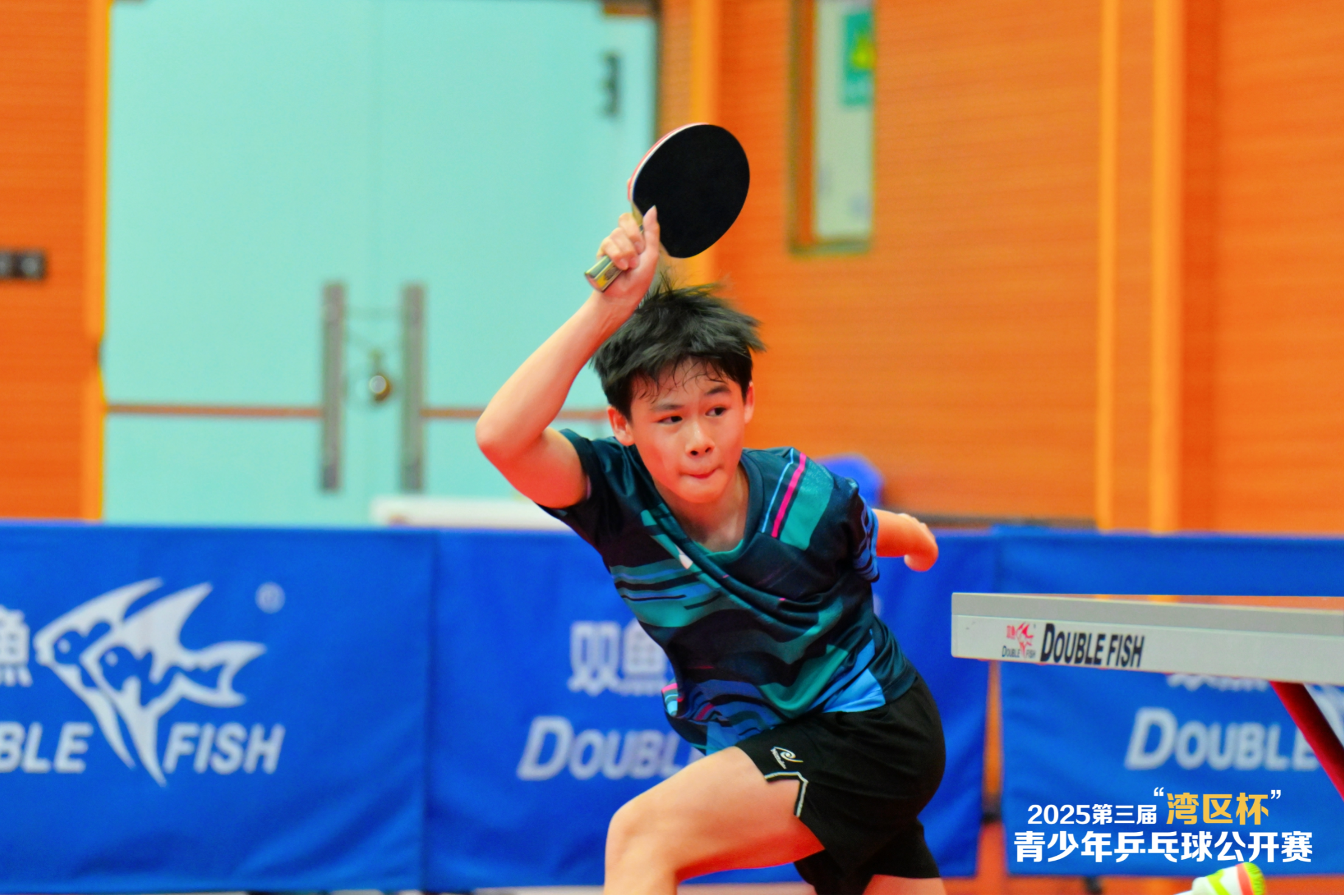 小将挥拍竞风采!2025年第三届“湾区杯”青少年乒乓球公开赛收官