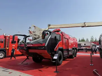 消防展上消防云梯砸了消防车？涉事公司回应｜有料