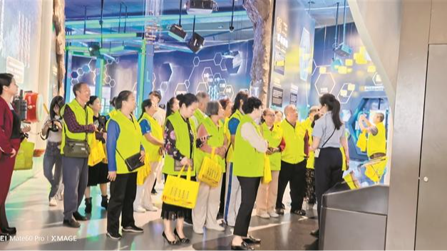 区民政局:科技秀情暖重阳佳节