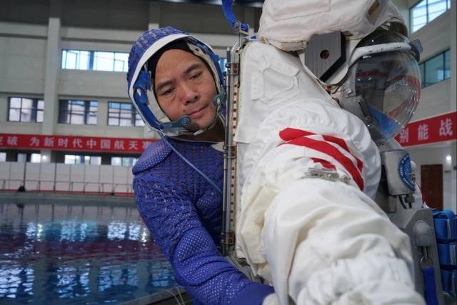 △航天员张陆水下出舱活动训练前进入水下训练服