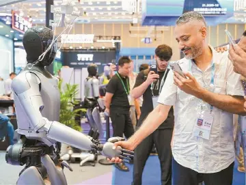 广交会“圳”受欢迎！深圳“机器人天团”“圈粉”全球采购商→