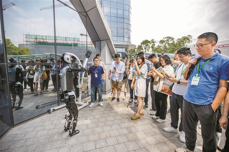 既要进工厂 也要进家庭——机器人企业竞晒“订单”的背后