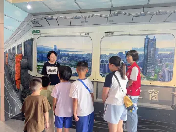 红村社区青少年登顶“深港之窗”  俯瞰双城变迁跃升家园认同