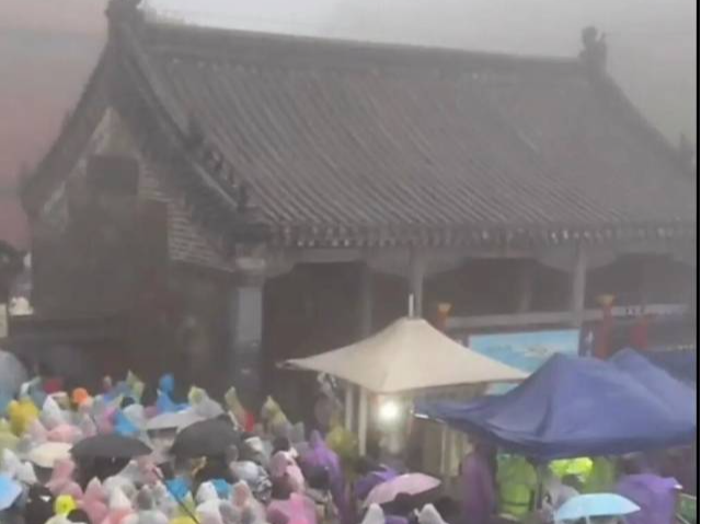 大量游客在泰山突遇降雨大风，厕所挤满过夜的人