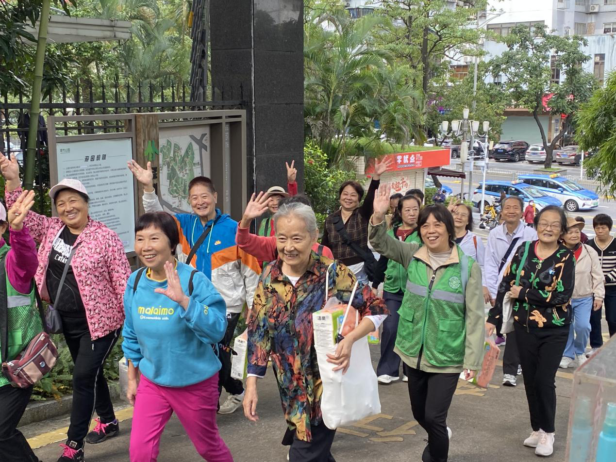 愉天社区举办重阳节登高活动，长者登顶赏秋乐趣多